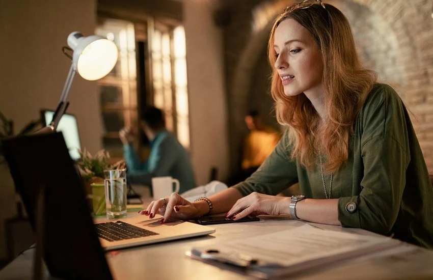 Femme effectuant des démarches sur un ordinateur