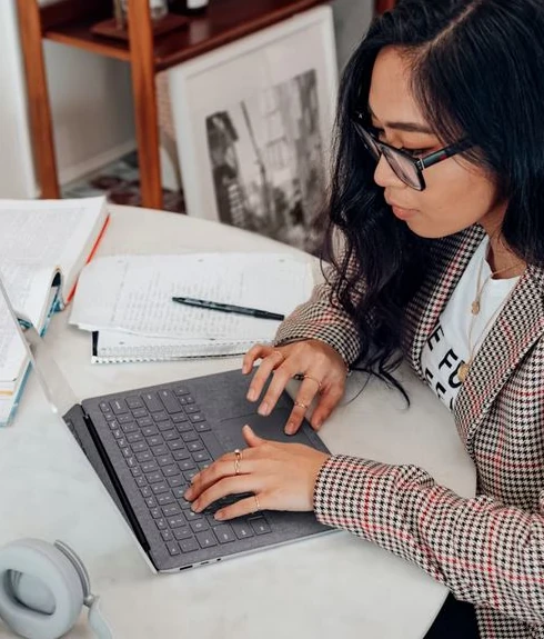 Femme effectuant des démarches sur un ordinateur