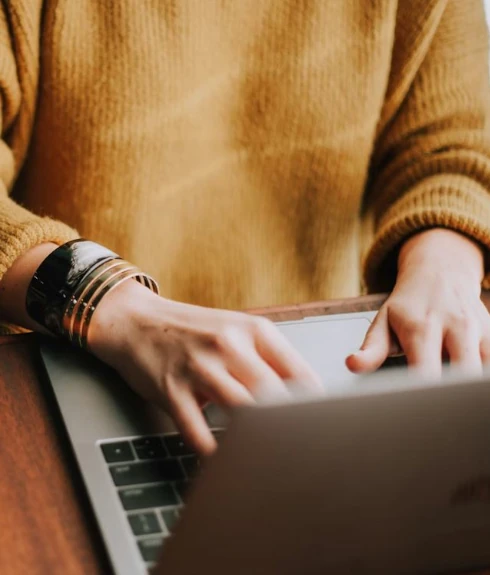 Femme effectuant des démarches sur un ordinateur