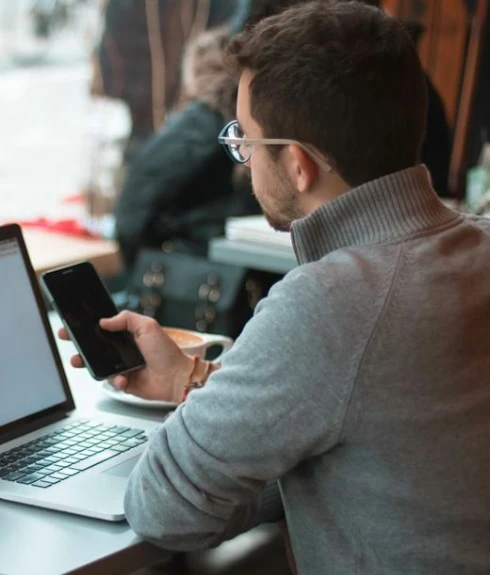 Homme effectuant des démarches sur un ordinateur